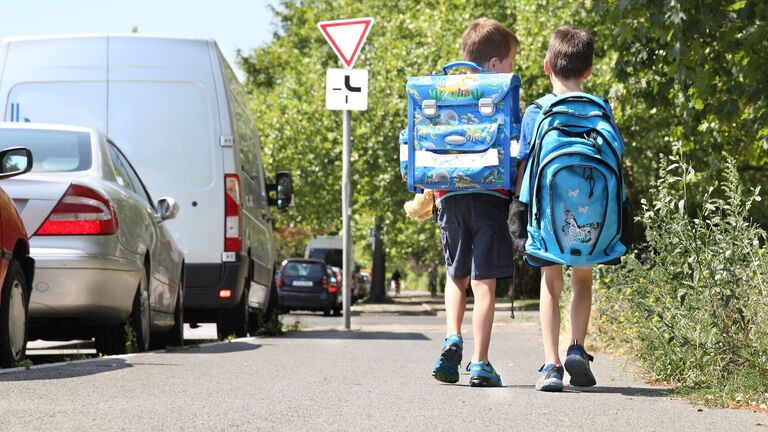 Zwei Kinder auf dem Schulweg. 
