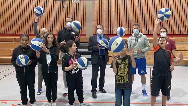 Kultusminister Lorz besucht Löwenstark-Projekt "Basketball + Tanz machen Schule"