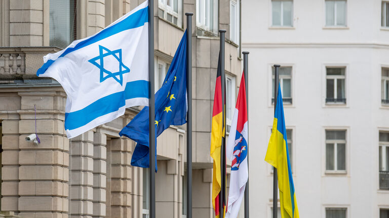 Israelische Flagge wurde vor der Hessischen Staatskanzlei gehisst. Daneben ist die EU-Flagge sowie die deutsche, hessische und ukrainische Flagge zu sehen.
